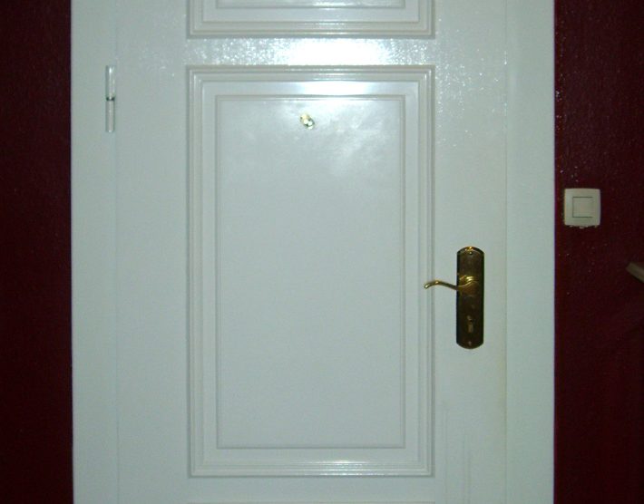 Porte blindée blanche avec recouvrement bois
